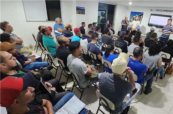 Imagem de sala de aula de curso ofertado pela Prefeitura de Igarapé em parceria com o CAGER